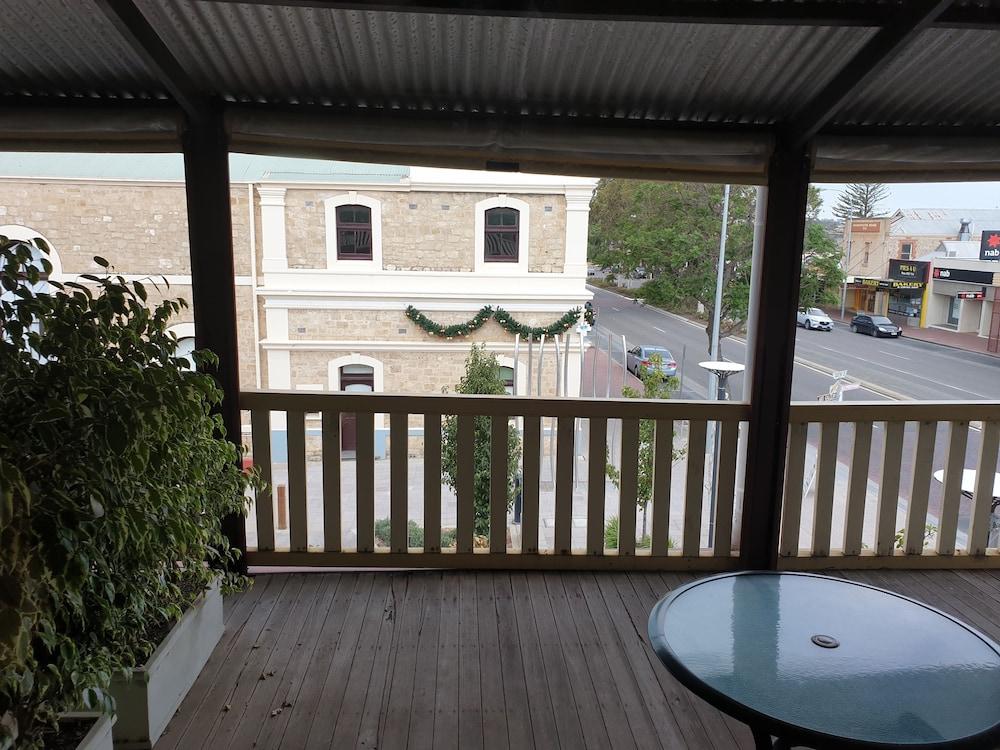 Motel Balcony On Sixth 3*