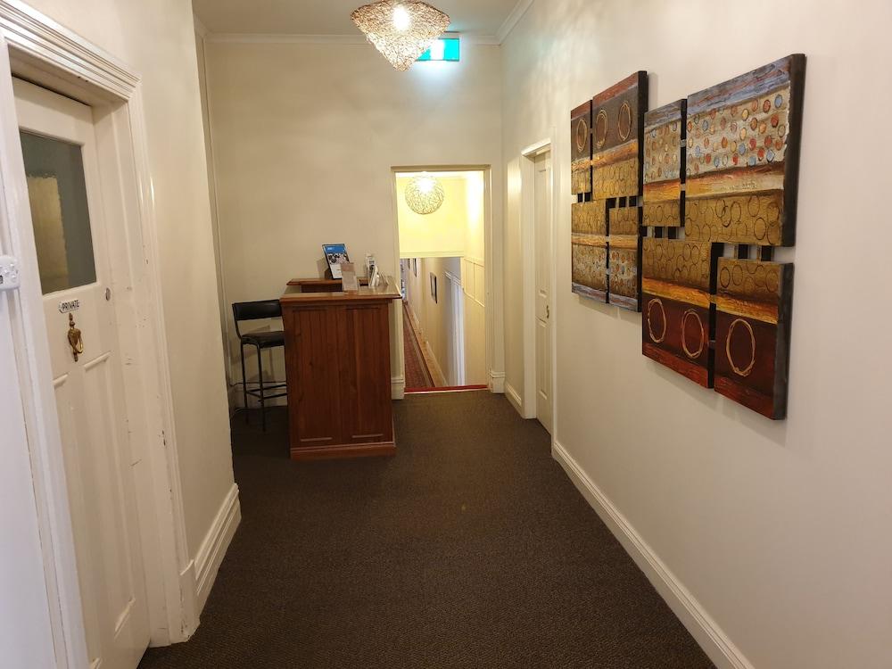 Balcony On Sixth Motel 3*